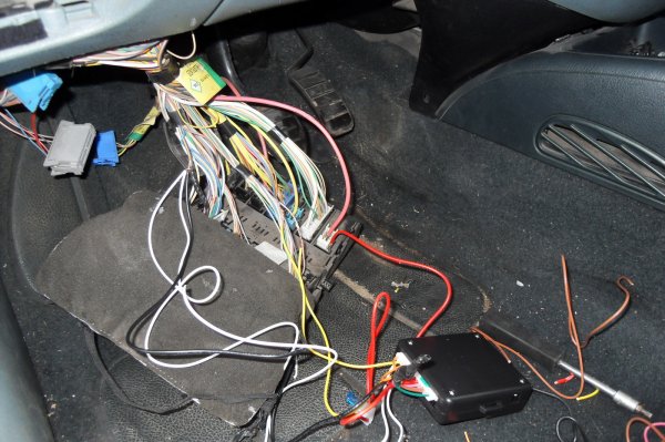 Instalación de la unidad de control de bloqueo central en Renault Megane